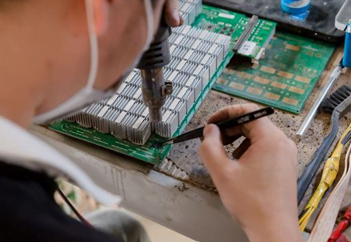 Hashboard mineru Antminer S19 při opravě